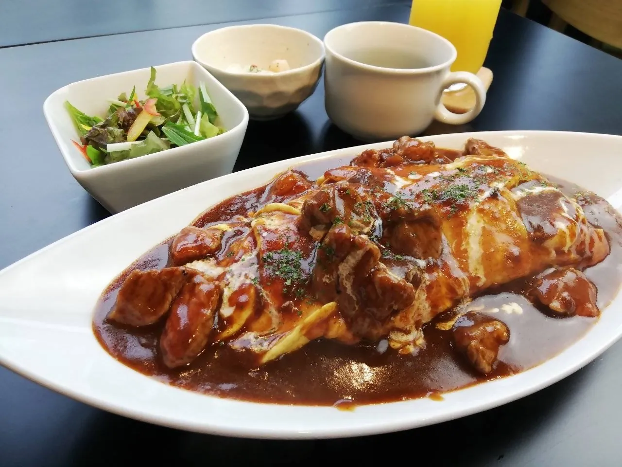 愛媛あかね和牛のビーフシチューオムライス