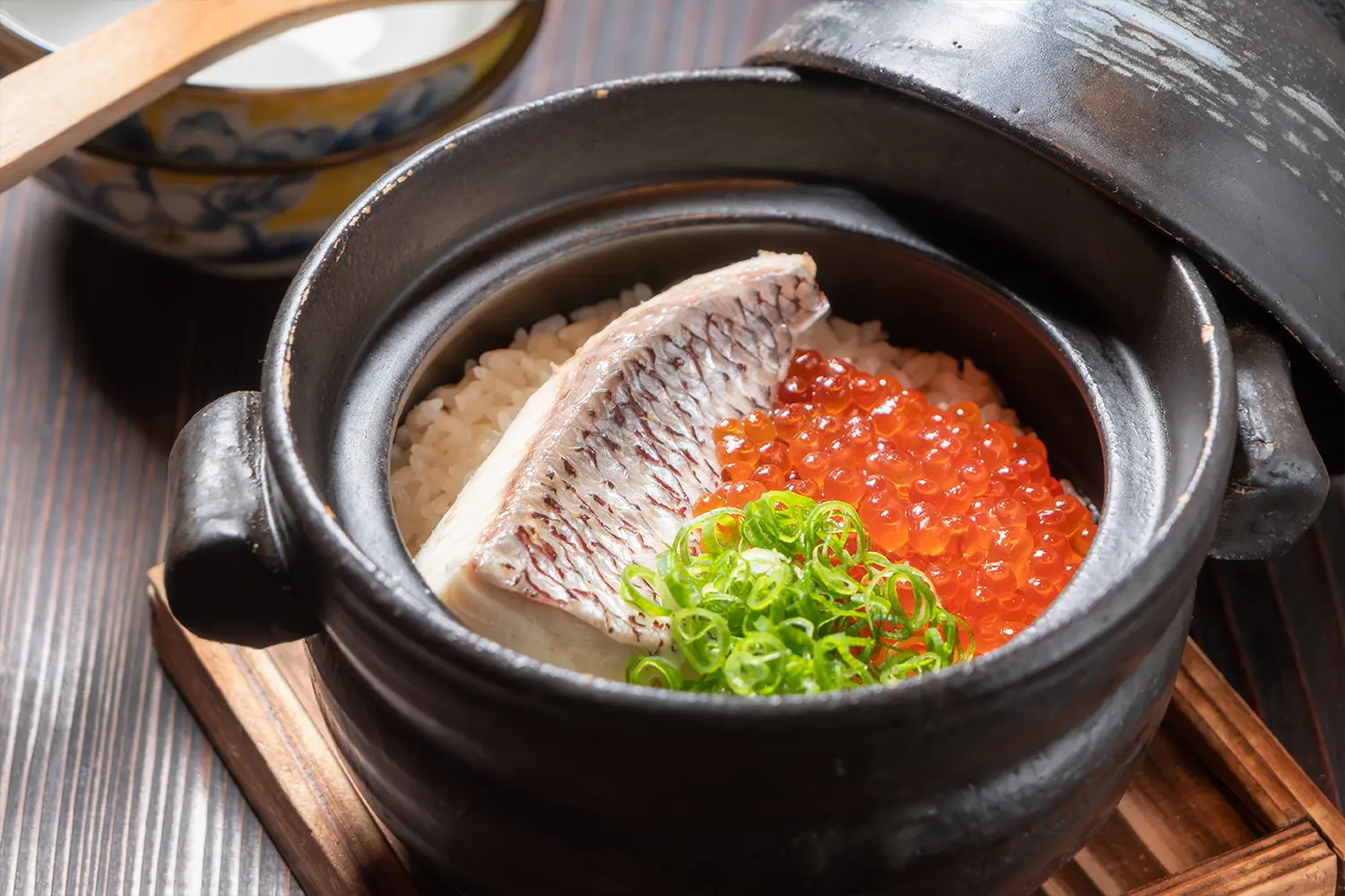 土釜で炊いた究極のいくら鯛めし