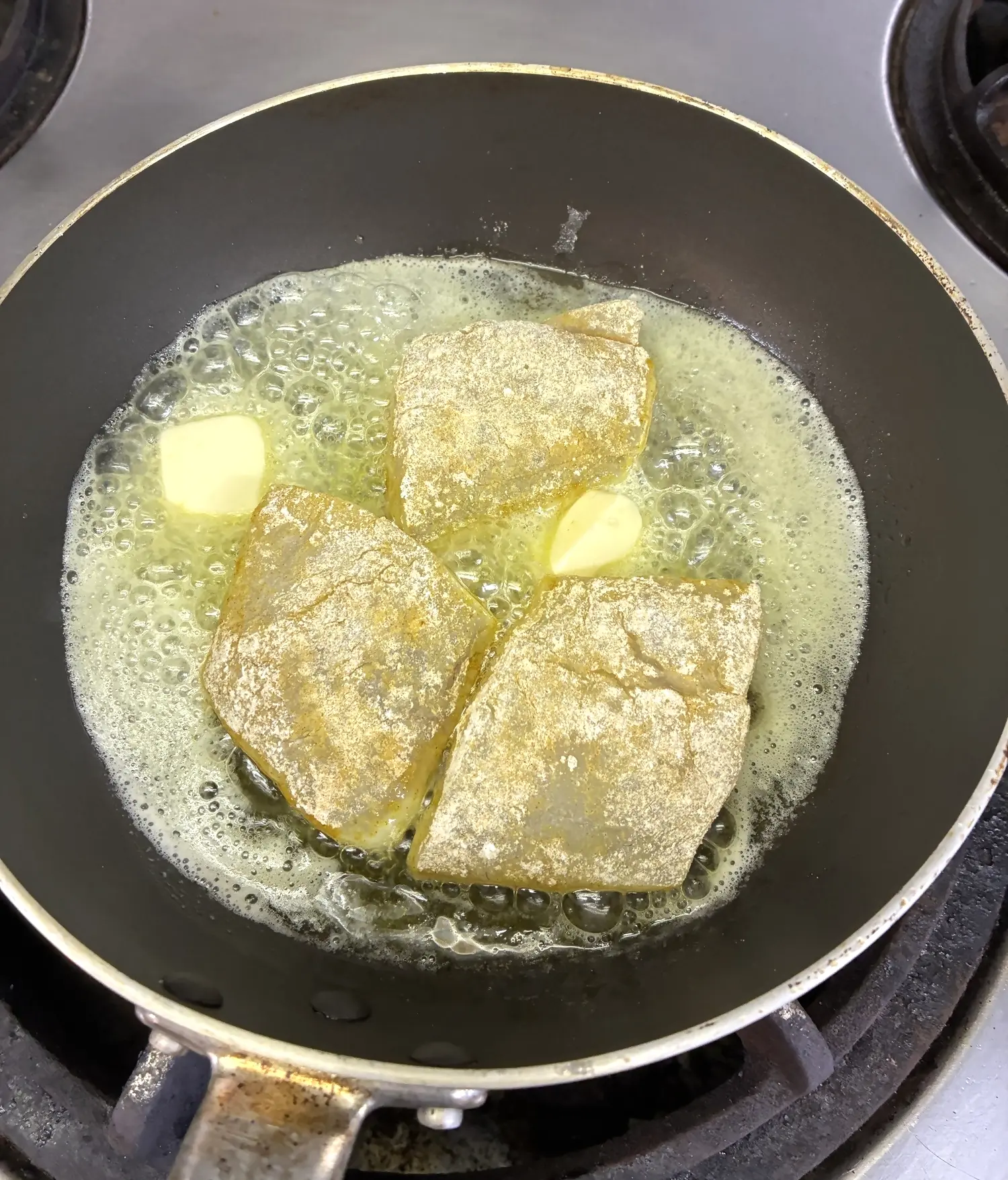 鯛のカレームニエルを焼いている様子