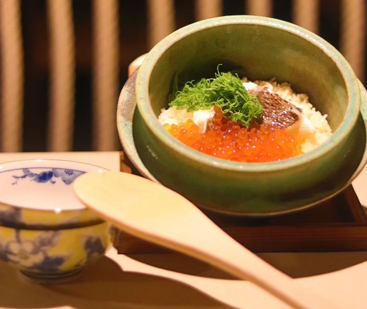 土釜で炊いた究極のいくら鯛めし