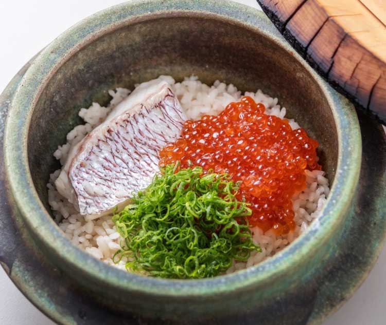 土釜で炊いた究極のいくら鯛めし