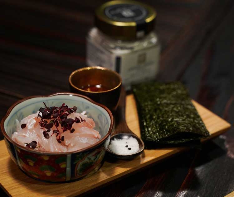 白寿真鯛　昆布オイルユッケ　カパッソ黒トリュフ塩