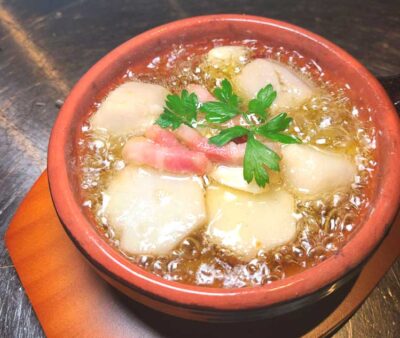 伊予美人と生ベーコンのアヒージョ