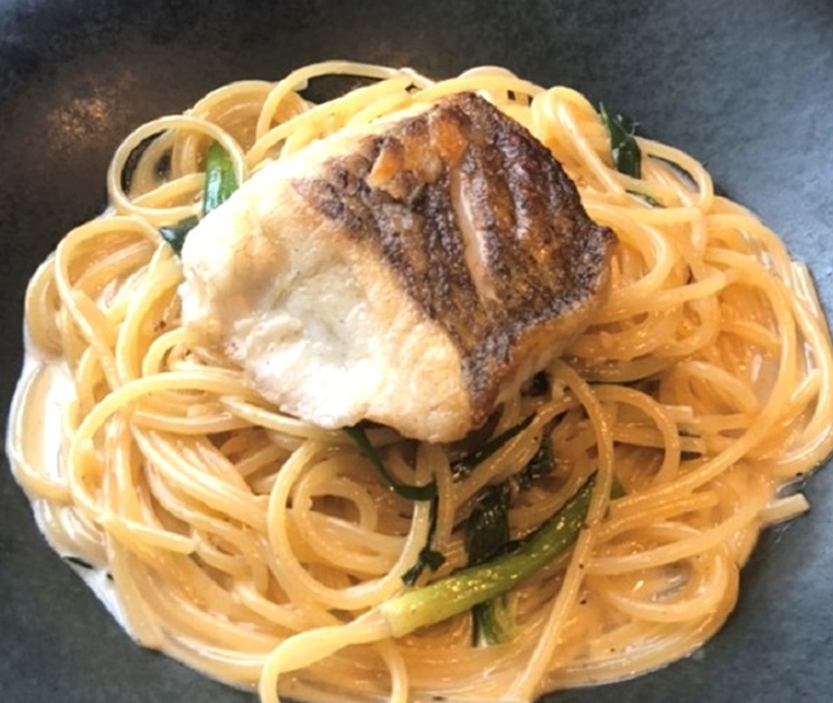 宇和島・徳弘さんの日本一の養殖鯛の鯛一郎クンと干しエビのパスタ“白”
