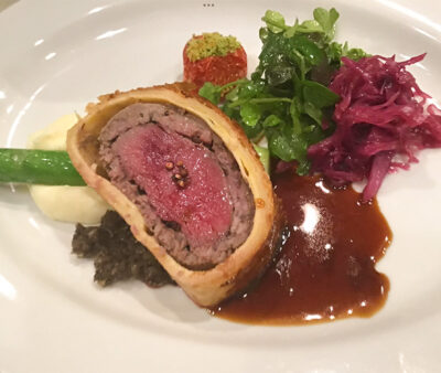 条高縄山鹿ロースのパイ包み焼きソースマデラ