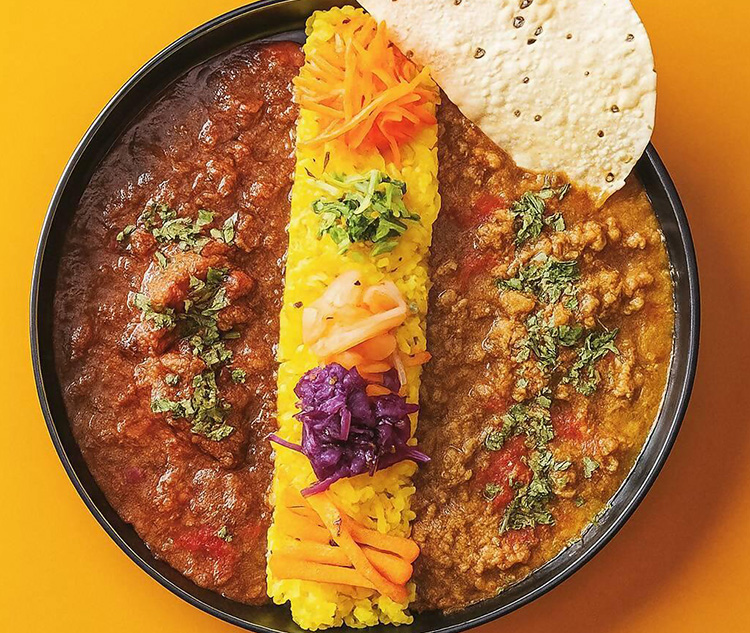 鯛出汁鶏キーマ・猪肉ビンダルー　あいがけカレー