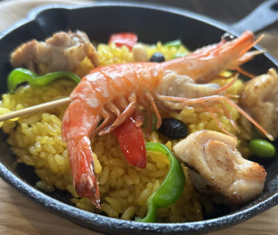 えびとチキンのパエリア