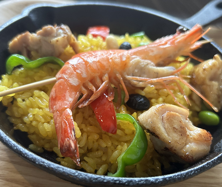 えびとチキンのパエリア