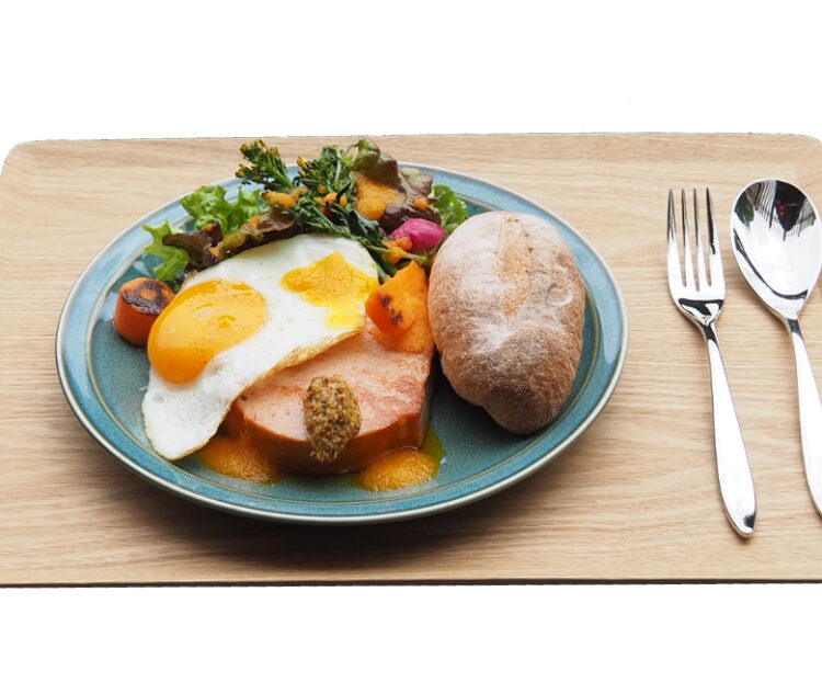 内子豚フライシュケーゼと自社栽培の米粉パン 目玉焼きのせ