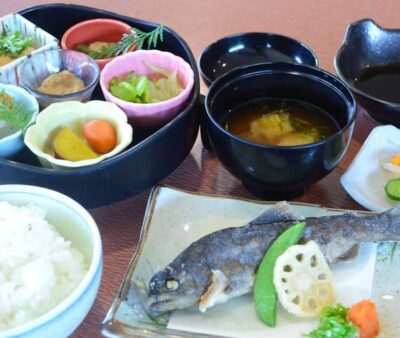 花小鉢膳　アマゴの唐揚げ