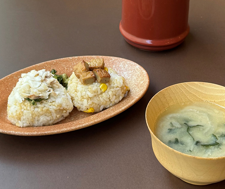 玄米入りおにぎり（鯛のほぐし身、じゃこ天コーン）