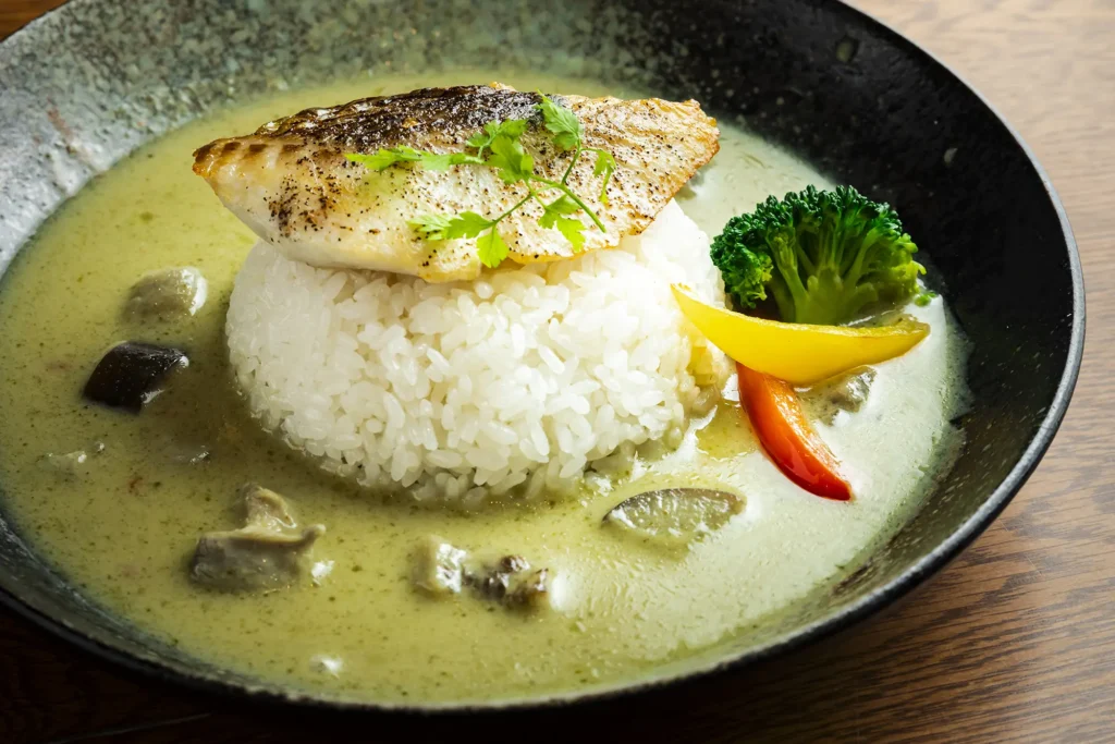 Riisa Caféの東予鯛めしグリーンカレーソース