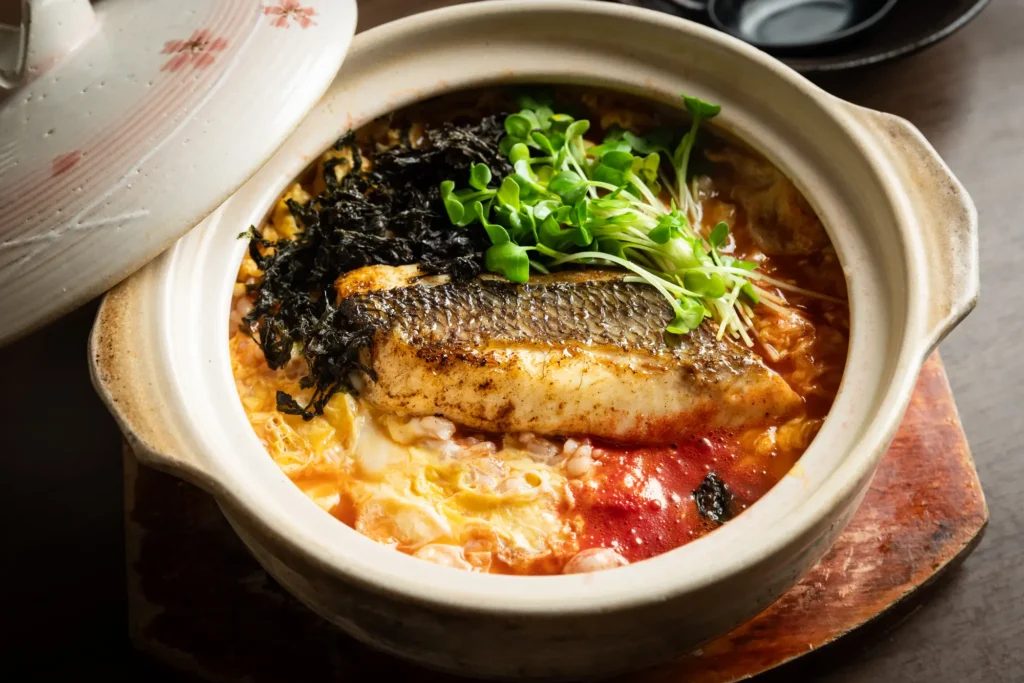 居酒屋 えんやの真っ赤に染まるトマたま鯛雑炊